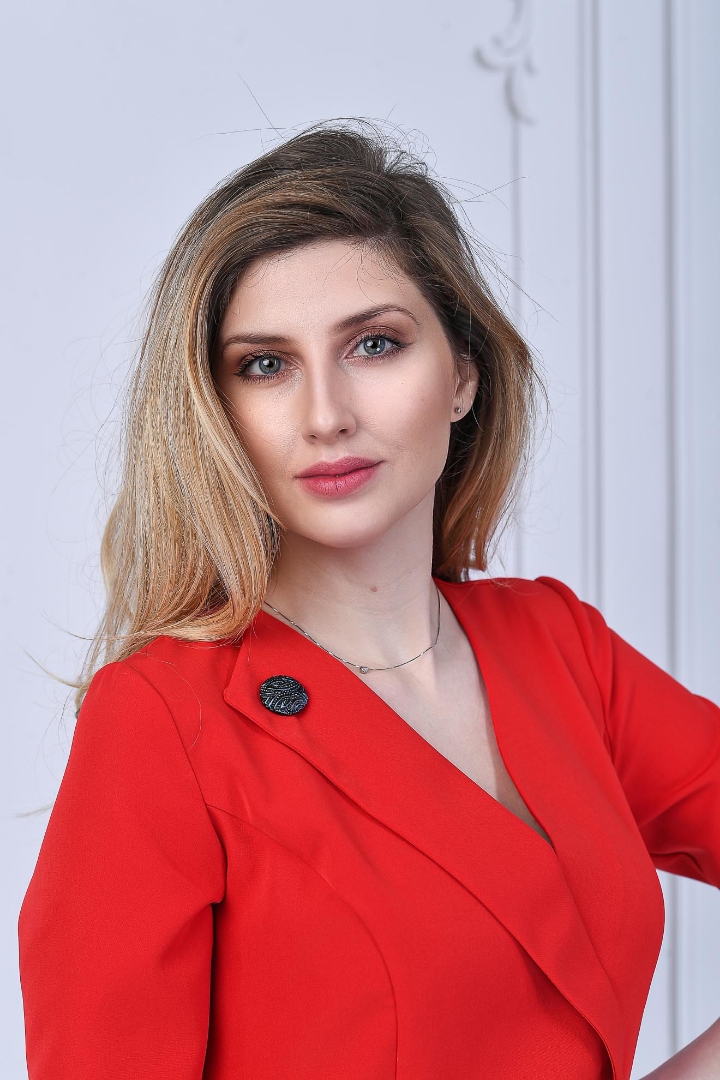 Imagine Rochia Luisa roșie cu accesoriu pe rever