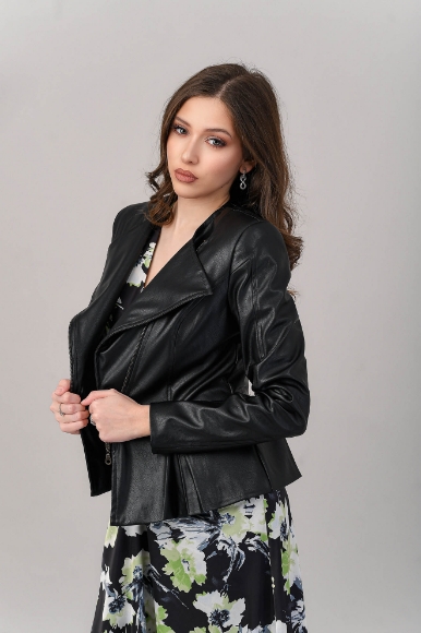 Imagine Jacheta Claudia Neagra