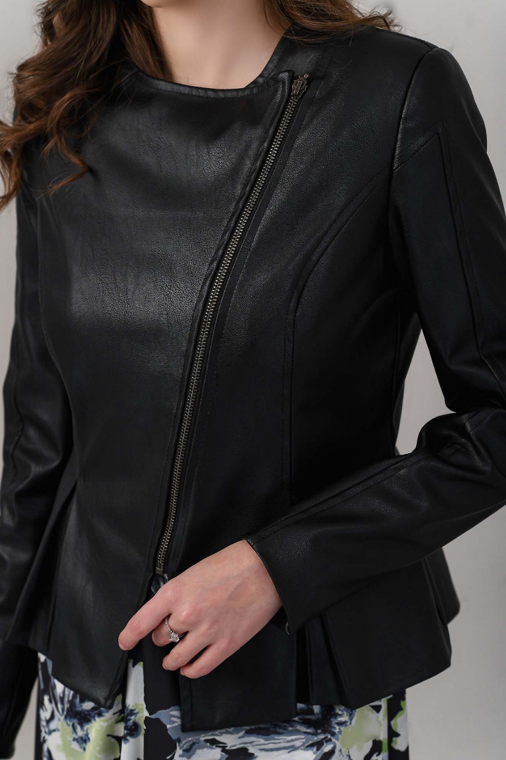 Imagine Jacheta Claudia Neagra