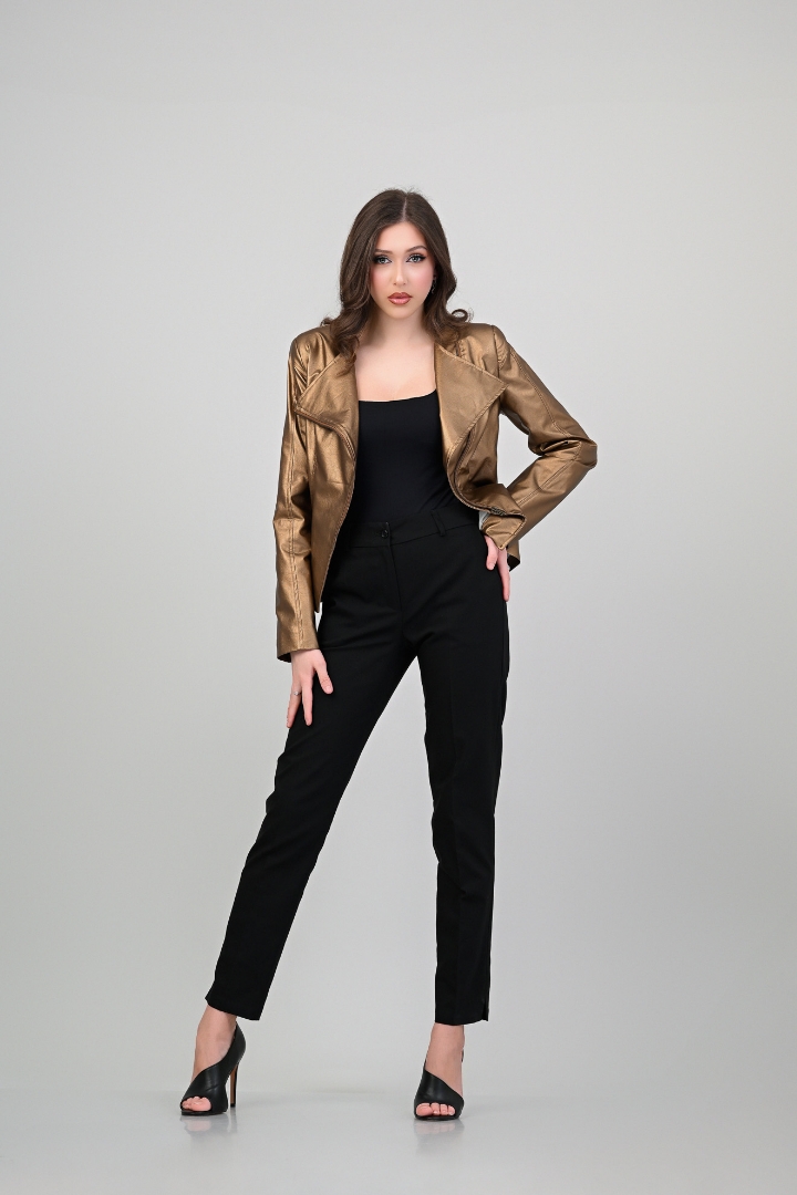 Imagine Jacheta Claudia aurie