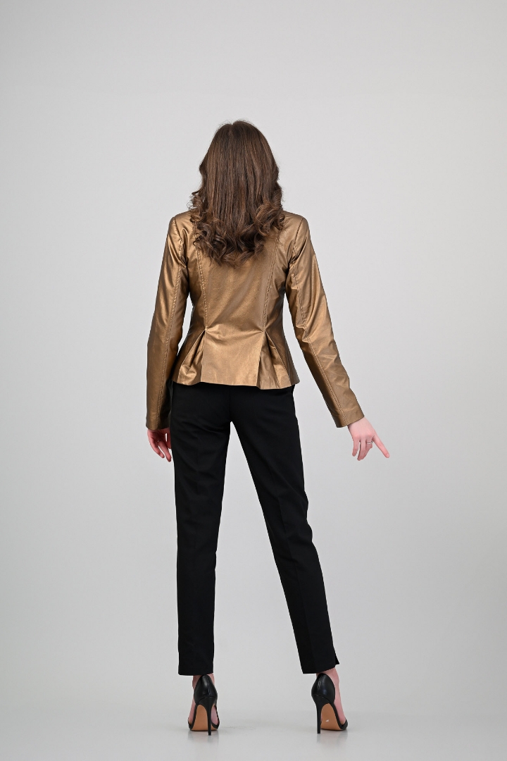 Imagine Jacheta Claudia aurie